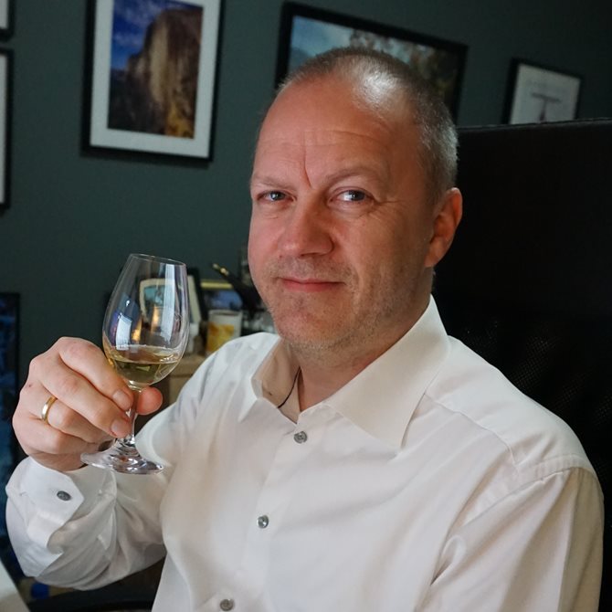 Thomas Øhrbom skåler med et glass whisky.