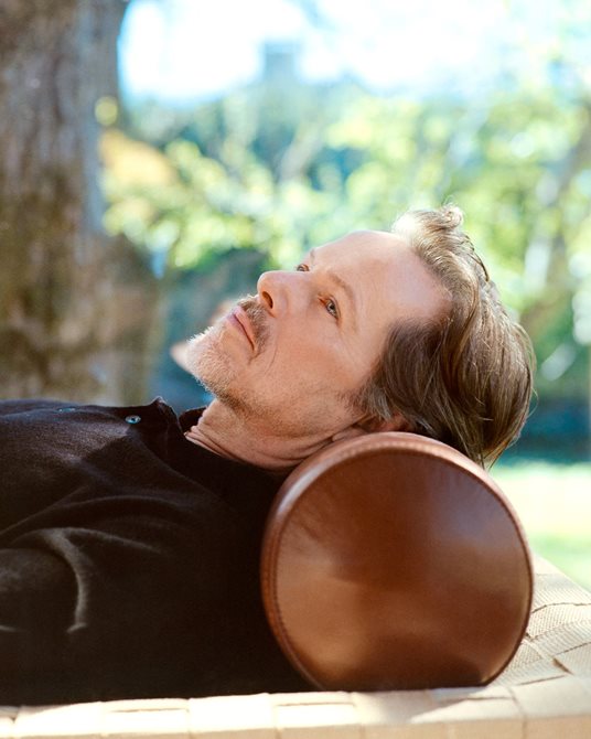 Espen Lind liggende på uteseng med lærpute