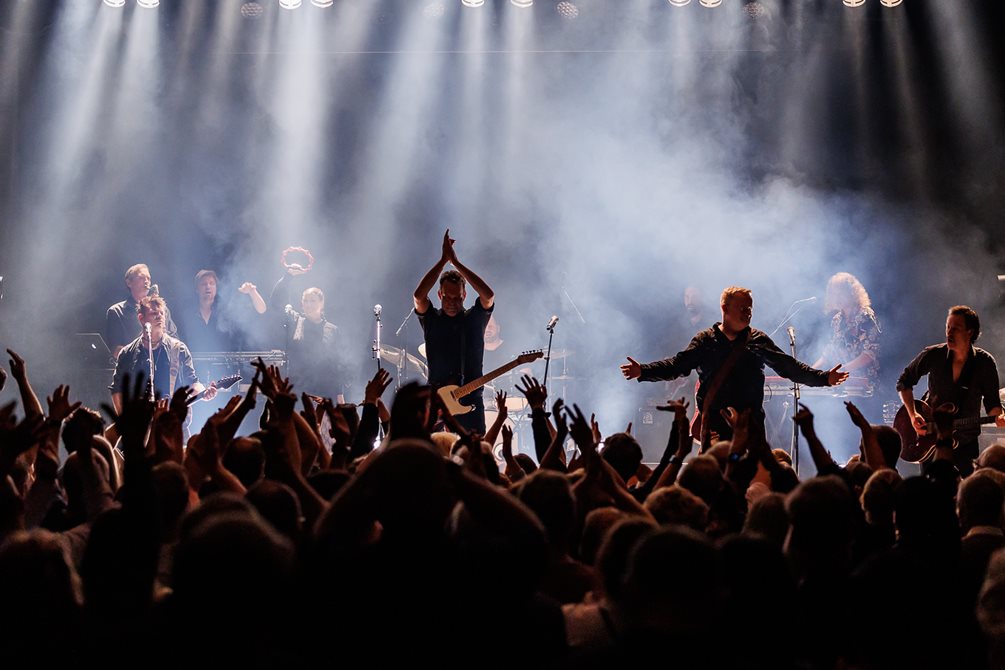 Cover me bandet med plublikum foran