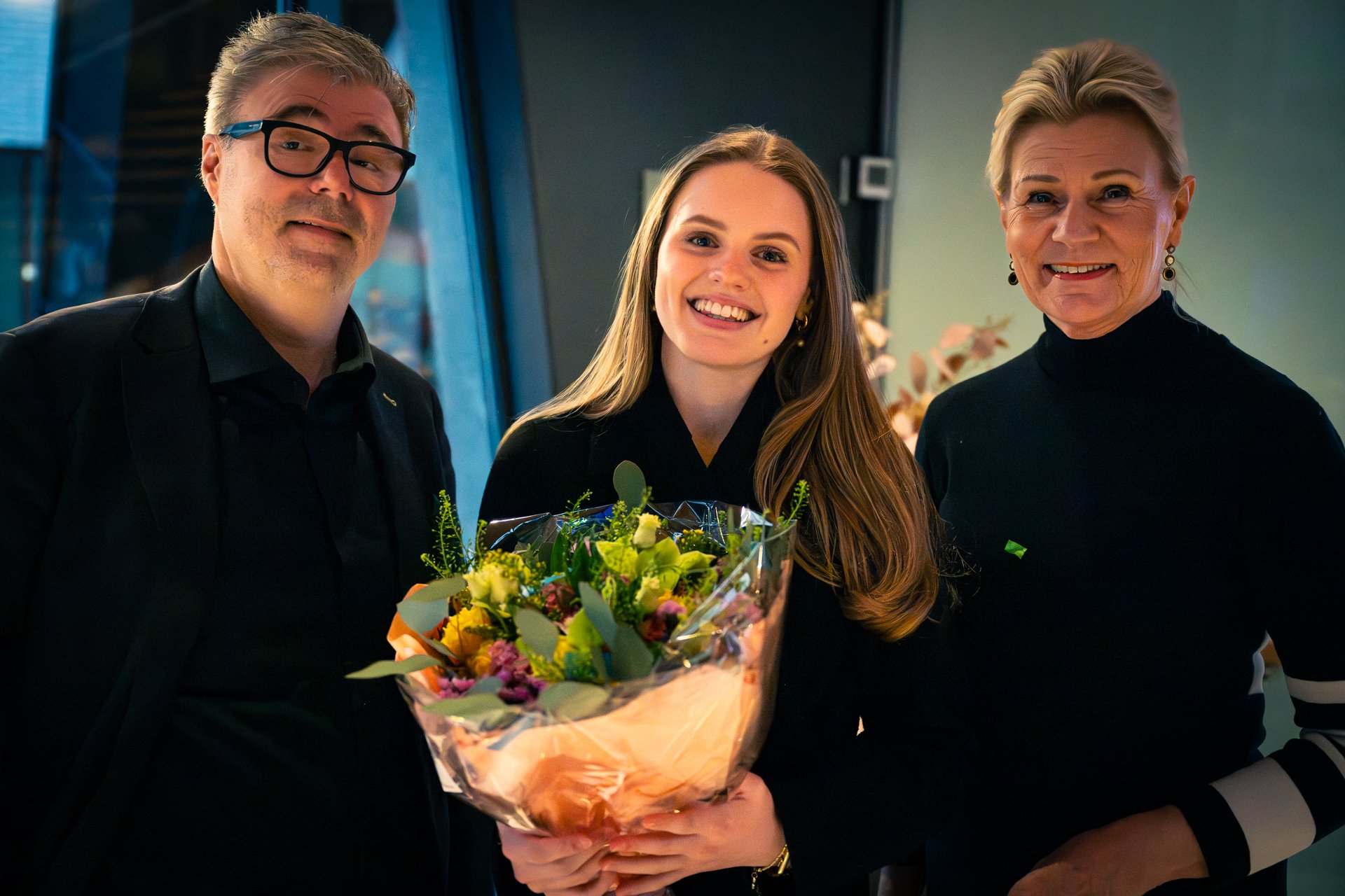 Kulturhussjef og Kultursjef sammen med Selma 18 år med blomster