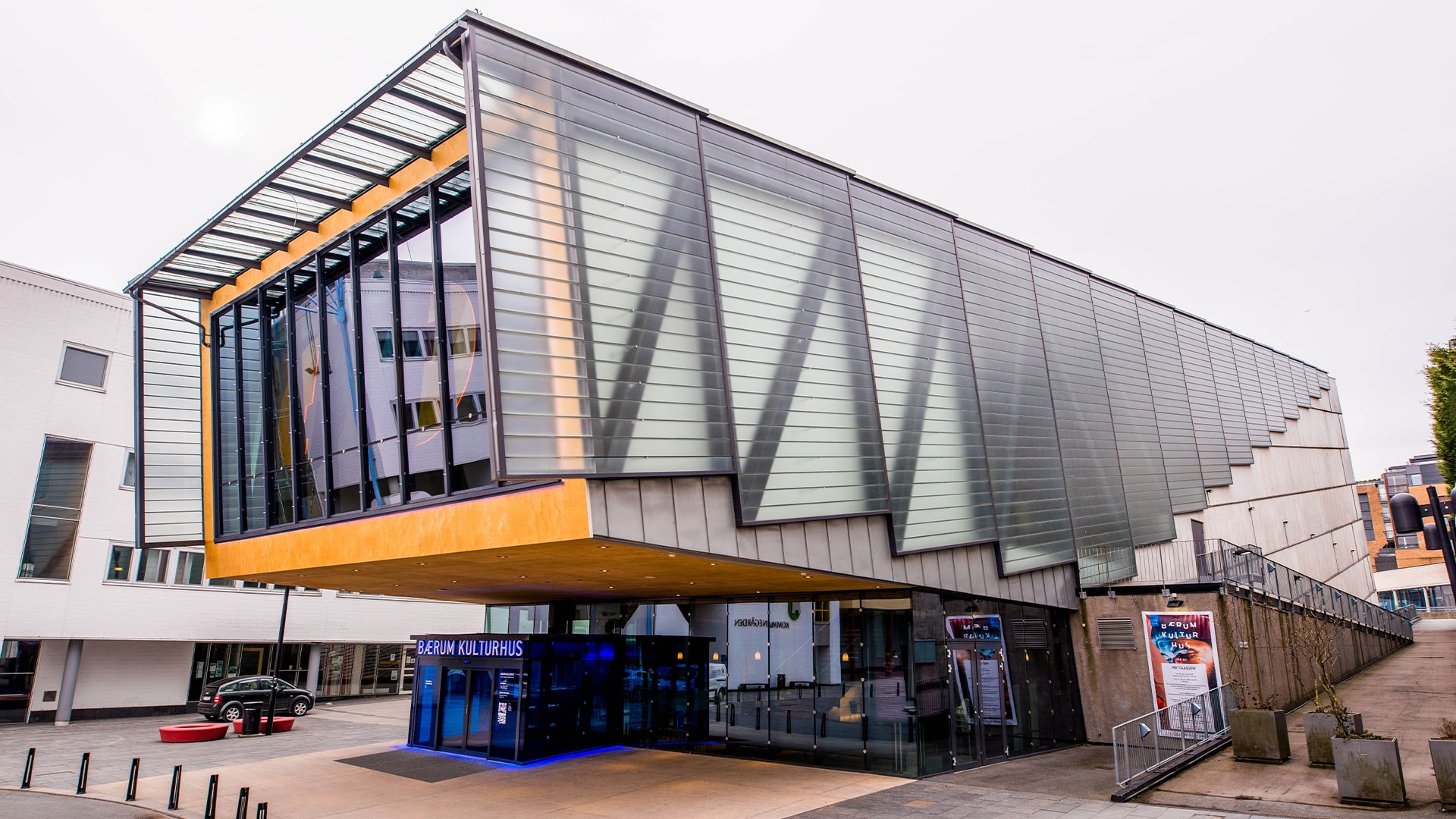 Utsiden av Bærum Kulturhus, sett mot kommunegården